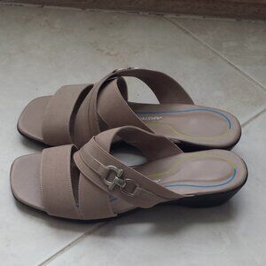 NWOT 8.5 wide Airstep sandals